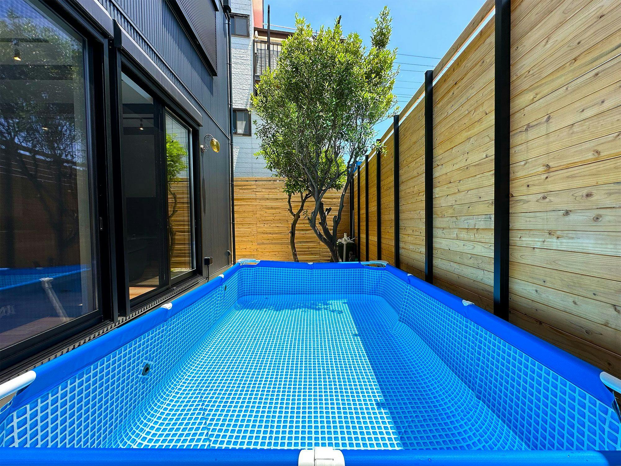 สระว่ายน้ำกลางแจ้ง