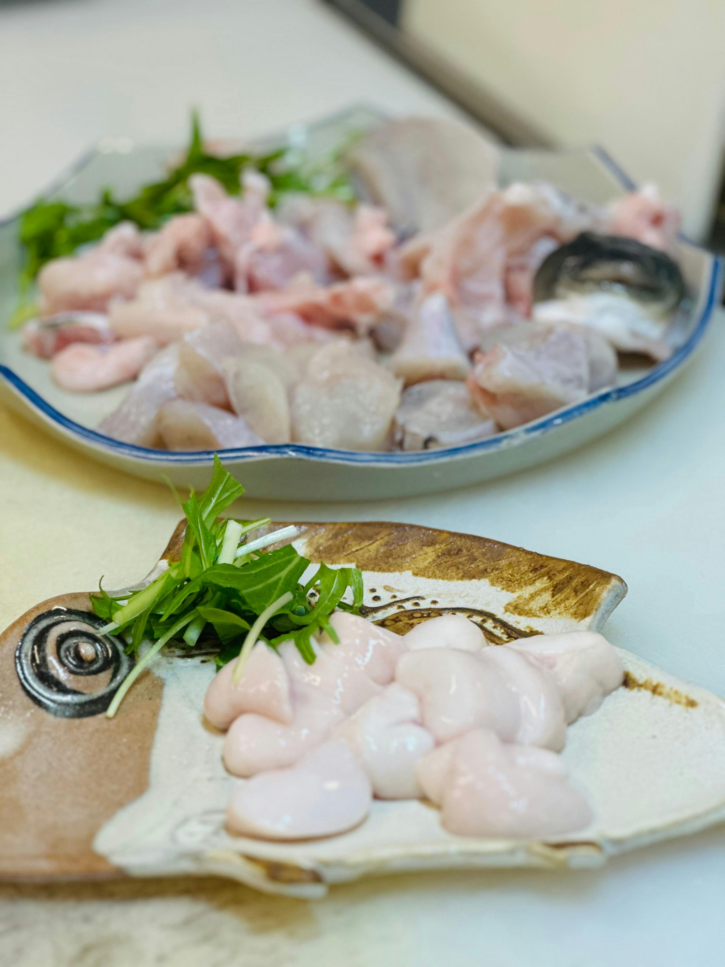 ปลาปักเป้าสดพร้อมหม้อไฟและไข่ปลา 3 ปี