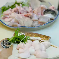 ปลาปักเป้าสดพร้อมหม้อไฟและไข่ปลา 3 ปี