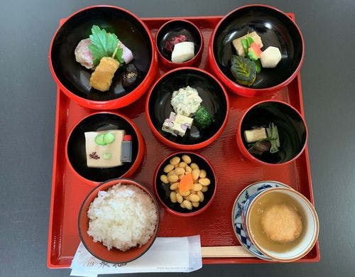 泉仙さんの鉄鉢朝食。精進料理です。