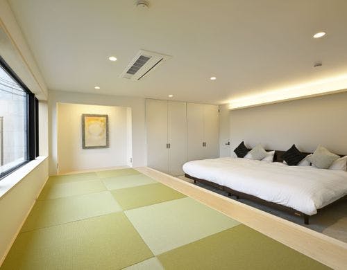 ダブルサイズのベットと畳の小上り