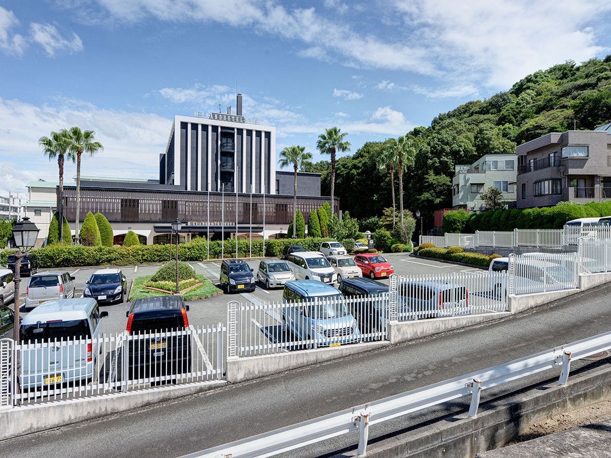 *외관/평면 주차장은 100대의 주차 공간을 제공합니다.