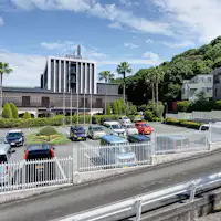 *외관/평면 주차장은 100대의 주차 공간을 제공합니다.