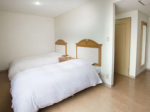 ห้องพักเตียงคู่ในอาคารหลัก