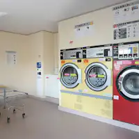 เครื่องซักผ้าหยอดเหรียญที่สะดวกสบายสำหรับการเข้าพักระยะยาว