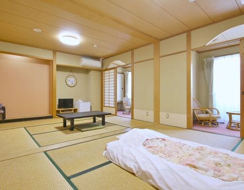 8畳和室（バス・トイレ付）