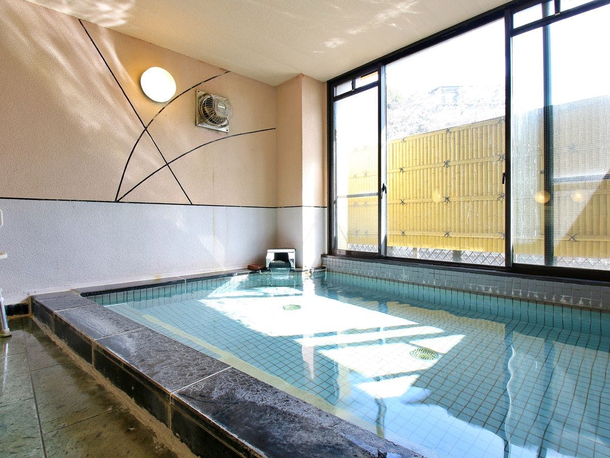 ผ่อนคลายในห้องอาบน้ำหญิงที่สว่างและโปร่งโล่ง