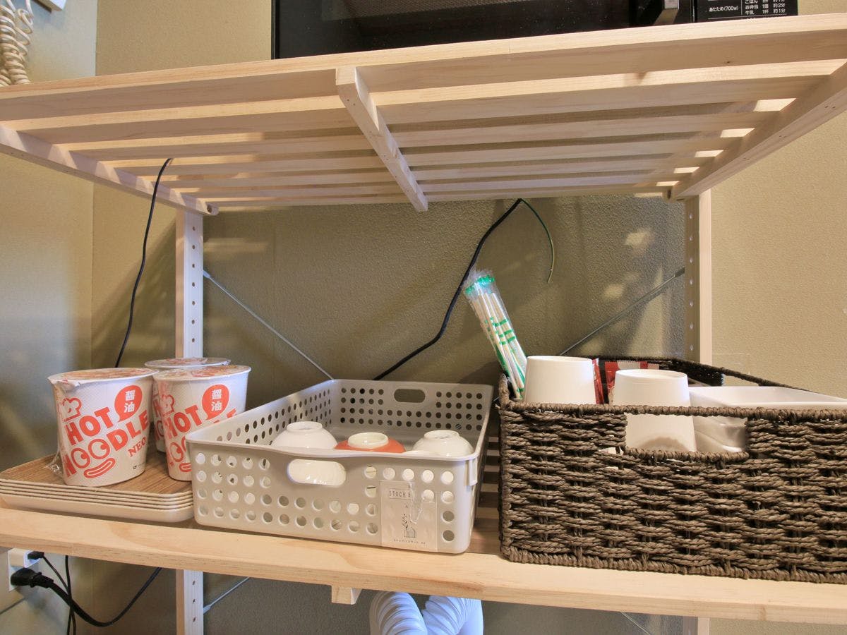 เชิญรับเครื่องดื่มและบะหมี่กึ่งสำเร็จรูปแบบถ้วยสำหรับมื้อดึกได้ตามสบาย