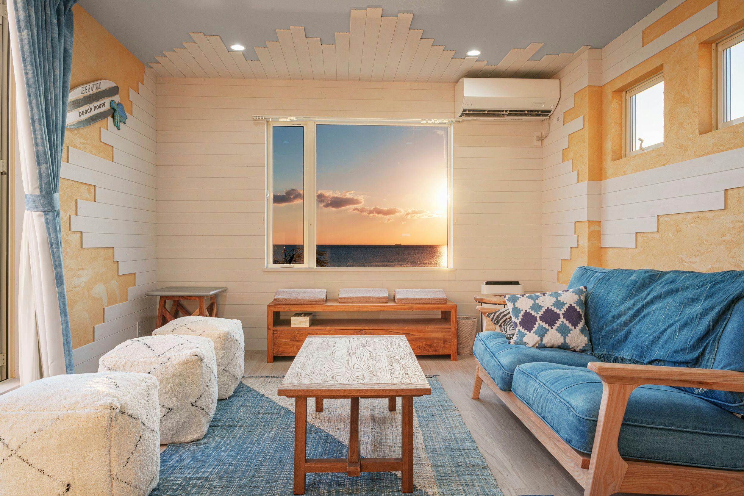 ห้องนั่งเล่นที่มองเห็นทะเล