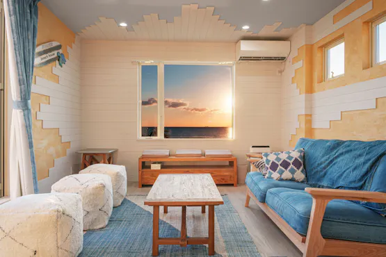 ห้องนั่งเล่นที่มองเห็นทะเล