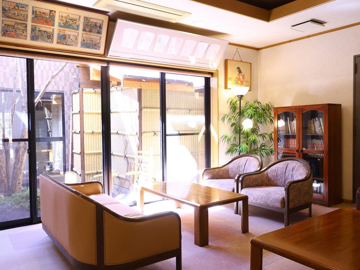 เป็นเลานจ์ที่สว่างสดใสด้วยแสงแดด