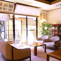 เป็นเลานจ์ที่สว่างสดใสด้วยแสงแดด