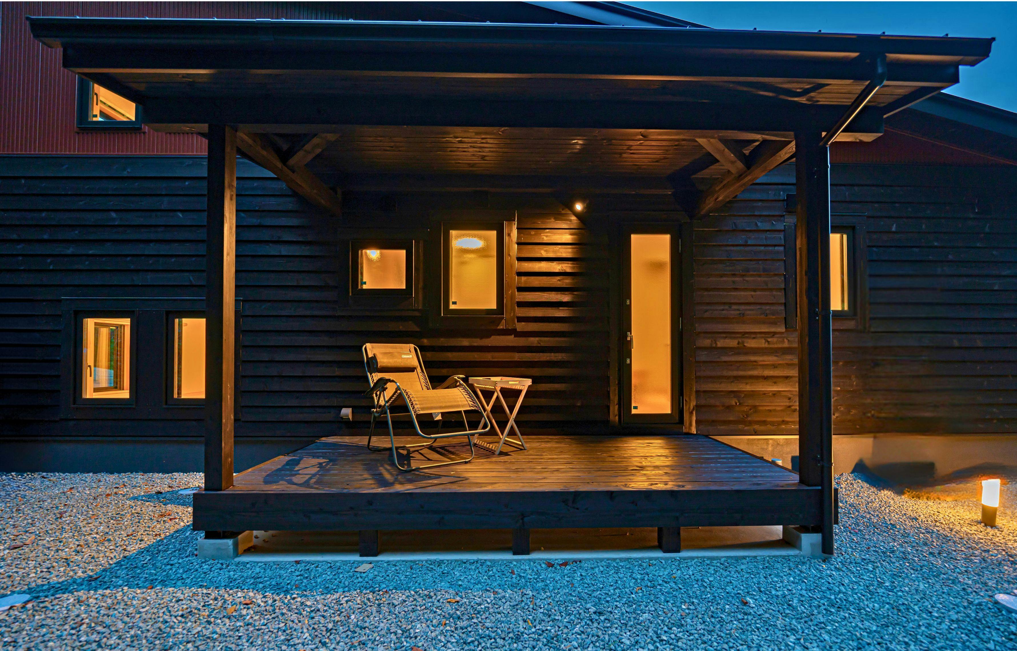 แคมป์ เด็คไม้