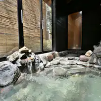 บ่อน้ำพุร้อนกลางแจ้งหิน