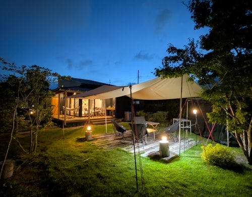 うら庭夏の夜の風景