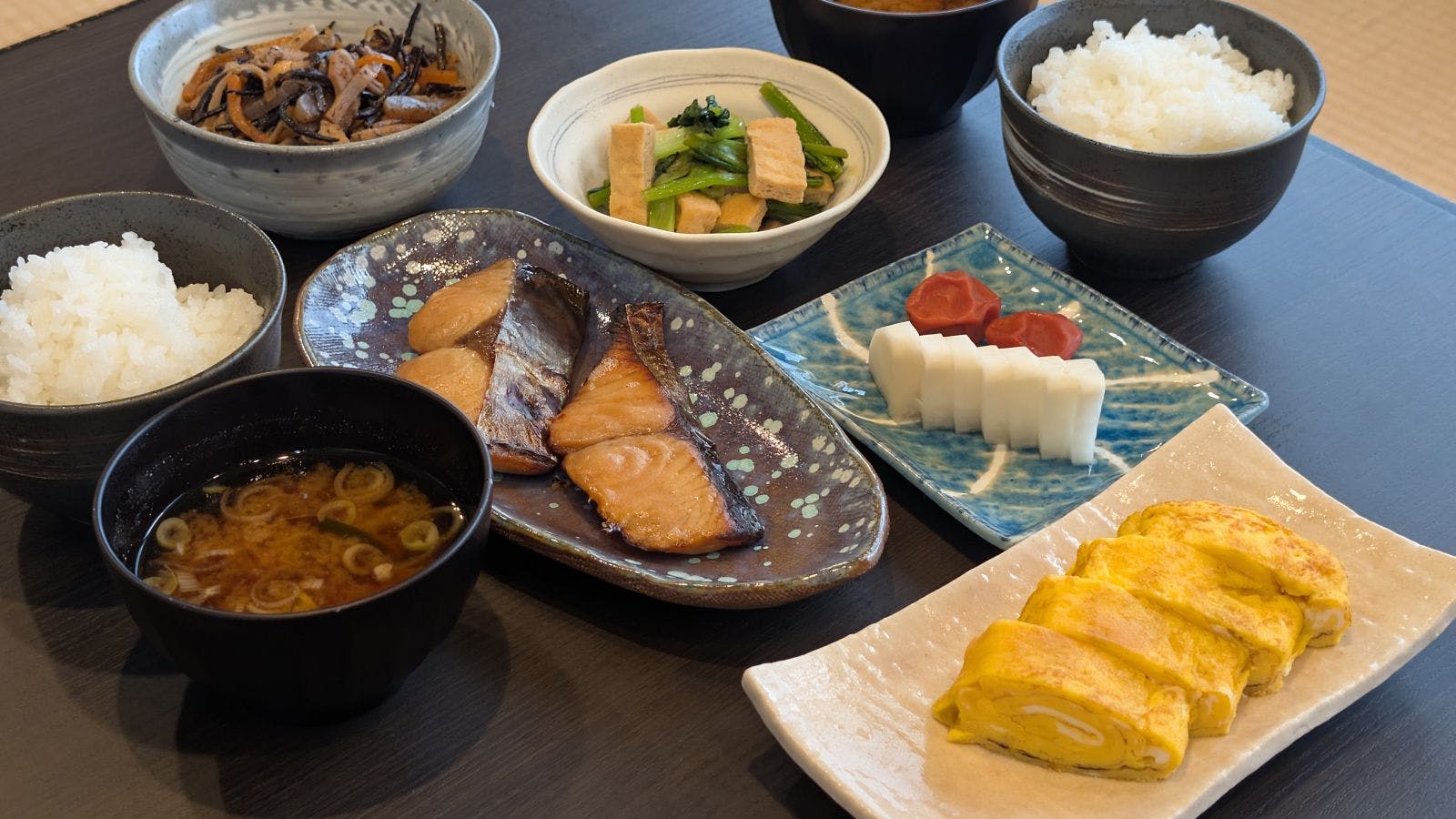 아침부터 든든한 일본식 한 끼를. 우라니와 아침 구운 생선 정식