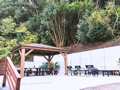 เทอเรสบาร์บีคิวล้อมรอบด้วยป่า