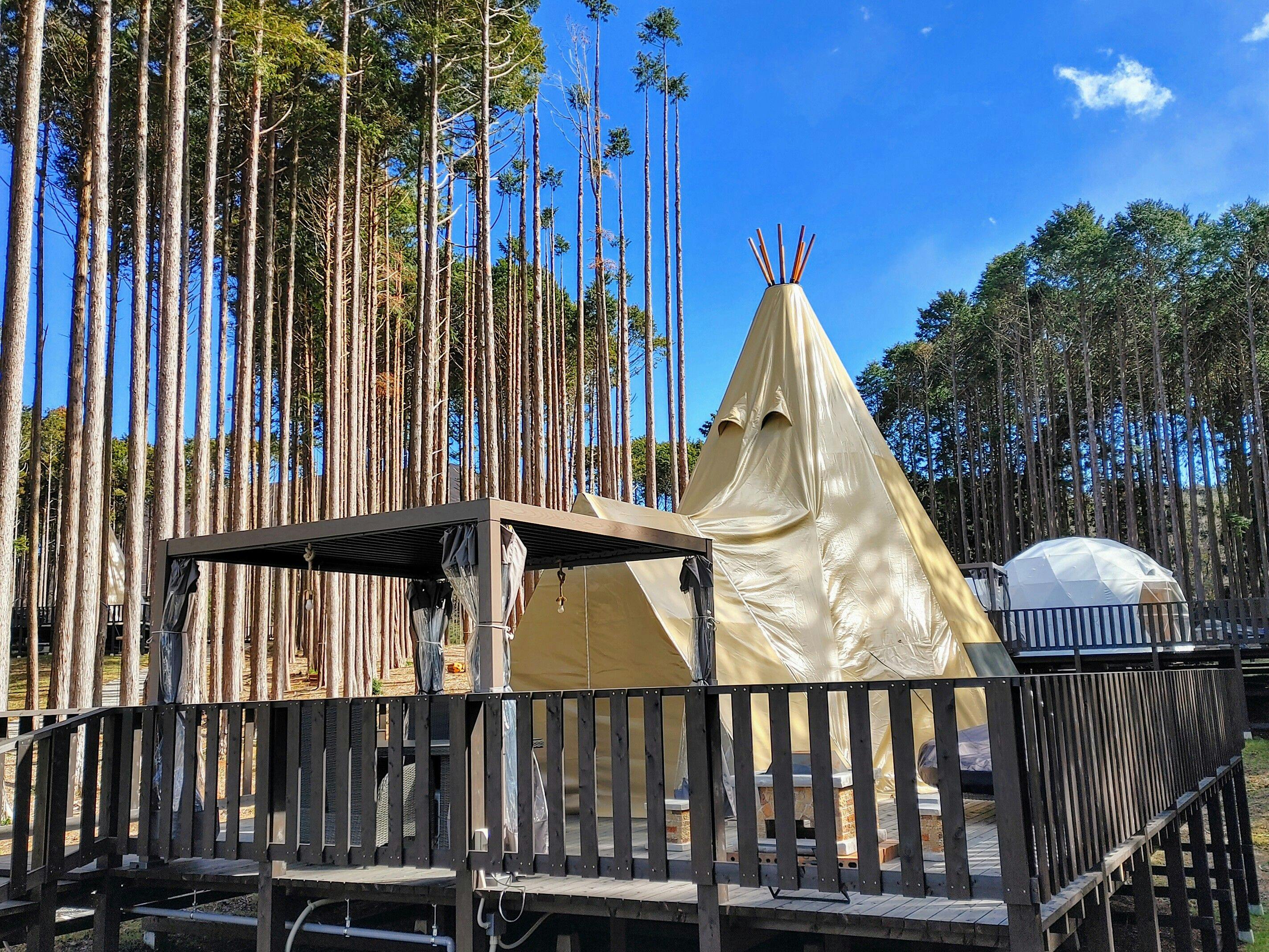 เต็นท์ที่สูงมากถึง 6 เมตรจากพื้นถึงส่วนที่สูงที่สุด