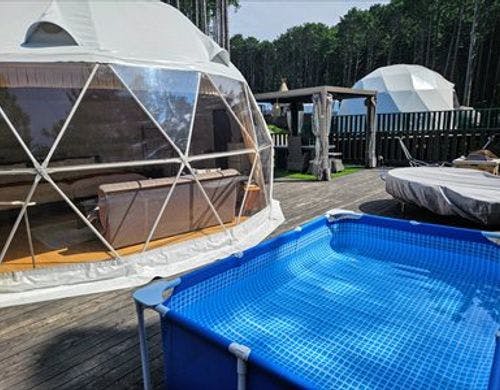 ウッドデッキにプールがあるドームテント