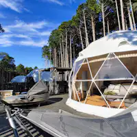 สิ่งอำนวยความสะดวกแกลมปิ้งในป่าที่รีสอร์ท Mori no Sona.