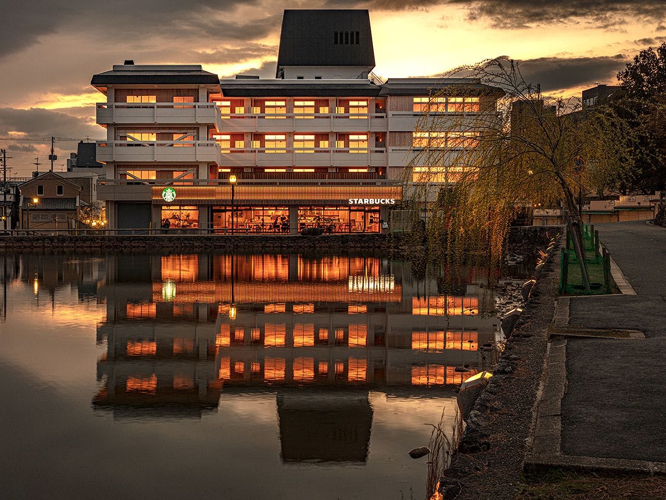 Eksterior Sisi Kolam Sarusawa