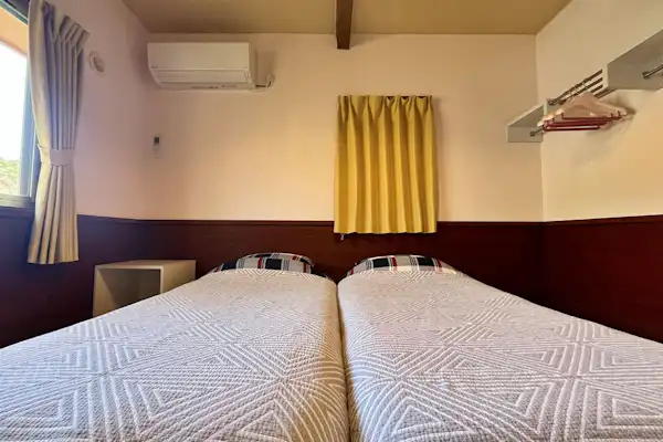 Kamar Keluarga Gaya Barat di Hutan dengan Kamar Mandi (1)