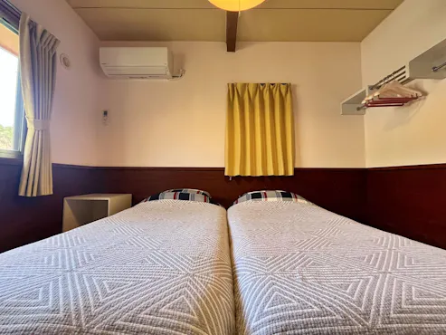 Kamar Keluarga Gaya Barat di Hutan dengan Kamar Mandi (1)