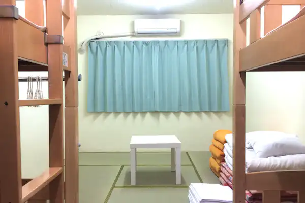 Kamar bergaya Jepang dan Barat dengan 2 tempat tidur susun dan luas 4,5 tatami.