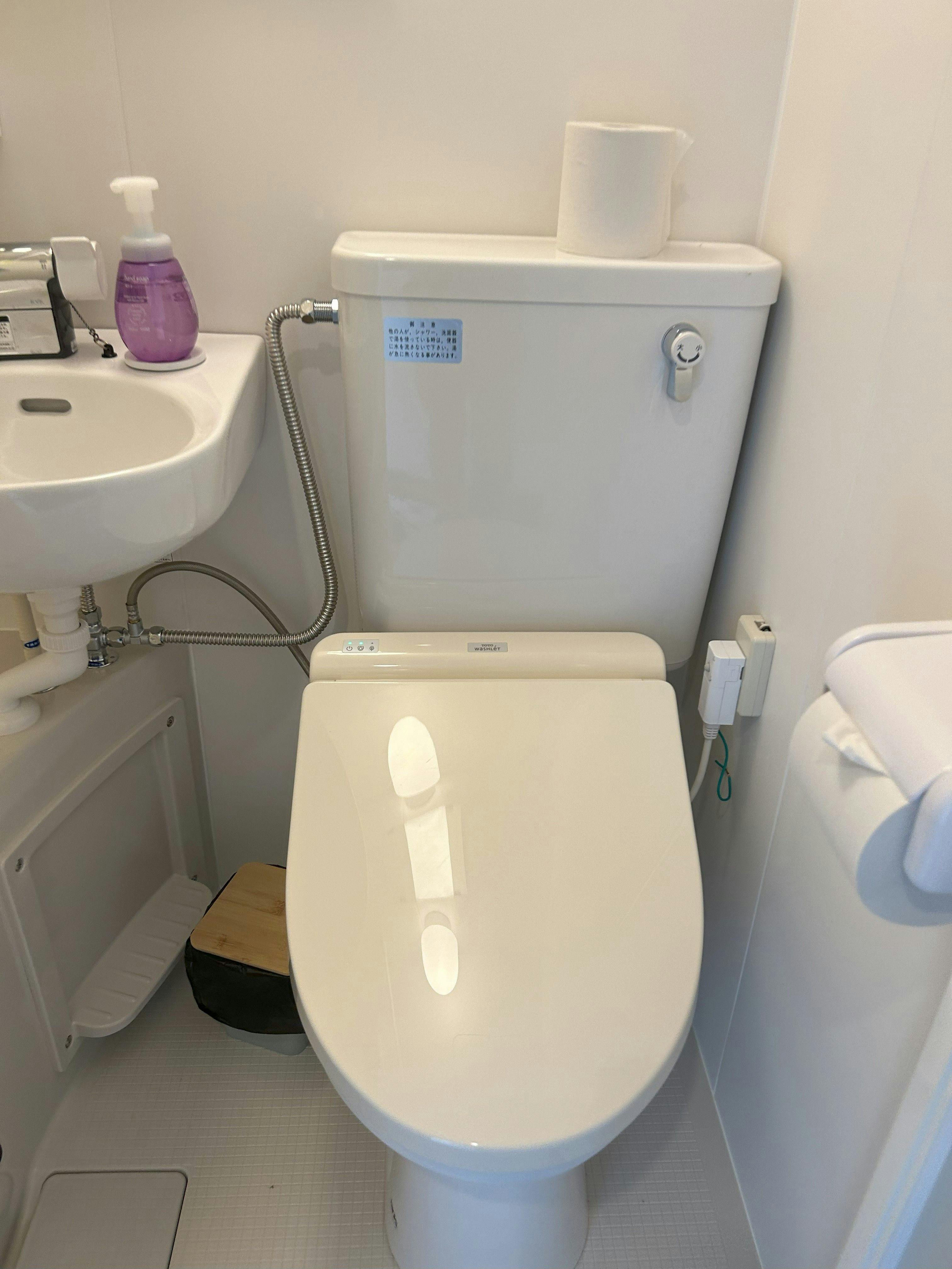 Gambar bilik dengan unit bilik mandi dan tandas.