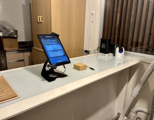 チェックインはこちらのタブレットで