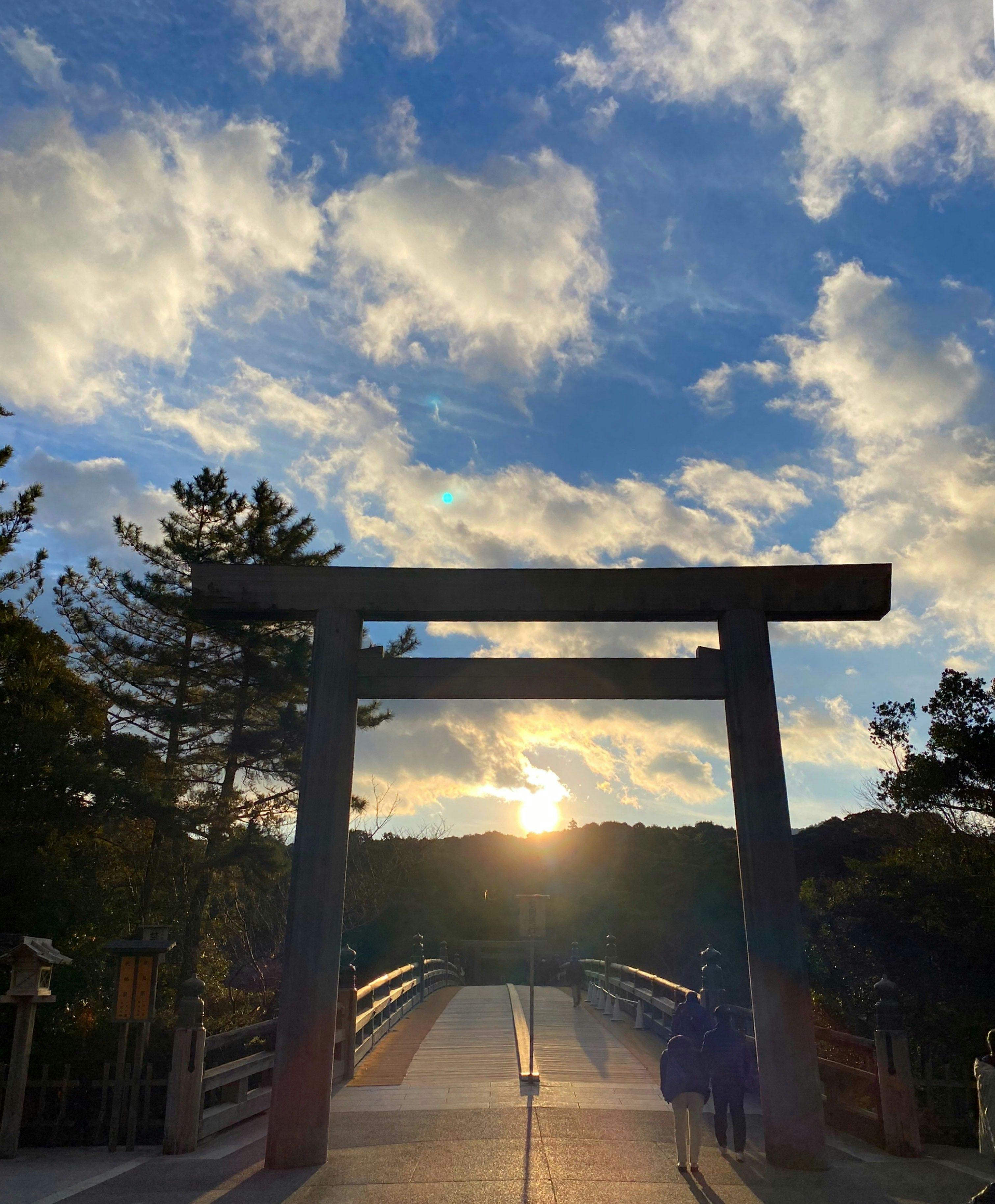 พระอาทิตย์ขึ้นจากสะพานอุจิที่ศาลเจ้าอิเสะใน (เดือนธันวาคม)