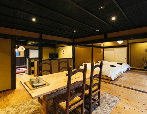 客室「左舷」リビングダイニング