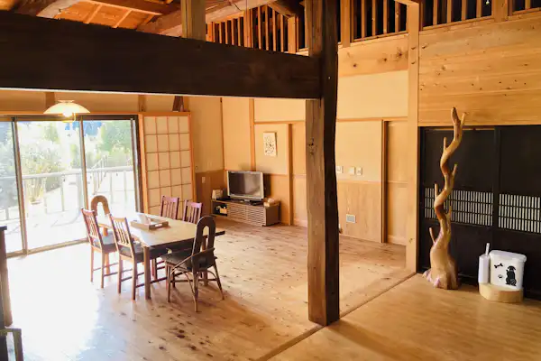 ห้องนั่งเล่นกว้างขวางพร้อมวิวสนามวิ่งเล่นสำหรับสุนัข