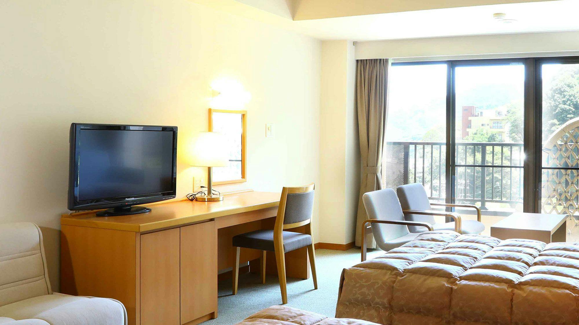 ห้องพักแบบเตียงคู่สไตล์ตะวันตกมีโต๊ะทำงานกว้างขวาง