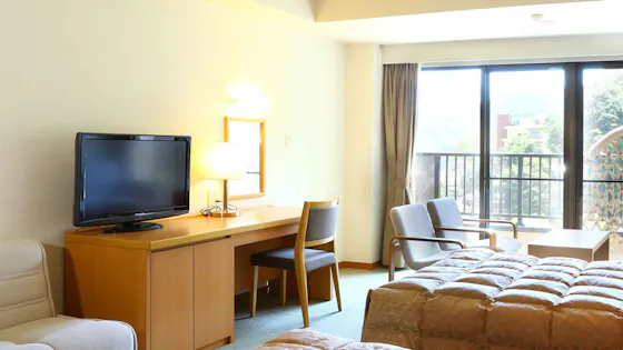 ห้องพักแบบเตียงคู่สไตล์ตะวันตกมีโต๊ะทำงานกว้างขวาง