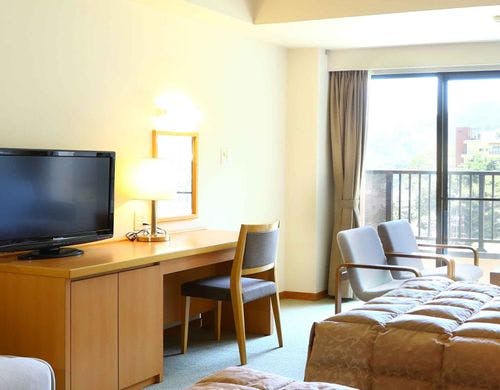 洋室ツインルームには広いデスクもあります