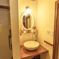 อ่างล้างหน้าห้องพักชั้น 2 อาคารหลัก