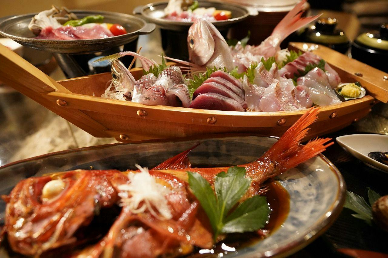 Cá hồng mắt vàng kho nguyên con và thuyền sashimi cá địa phương