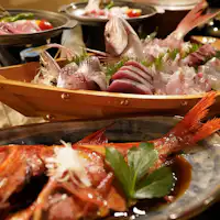 Cá hồng mắt vàng kho nguyên con và thuyền sashimi cá địa phương