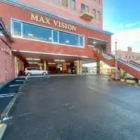 โรงแรมชั้น 1 มีลิฟต์ที่ลานจอดรถชั้น 2 ด้านหน้า