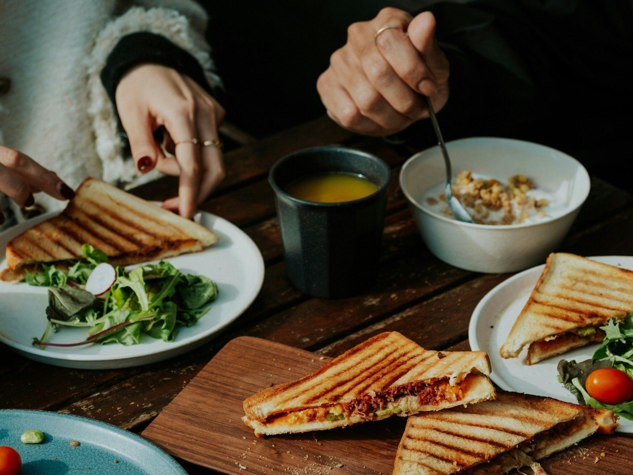 อาหารเช้าเป็นแซนด์วิชร้อนและสลัด