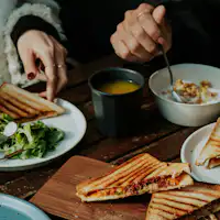 อาหารเช้าเป็นแซนด์วิชร้อนและสลัด