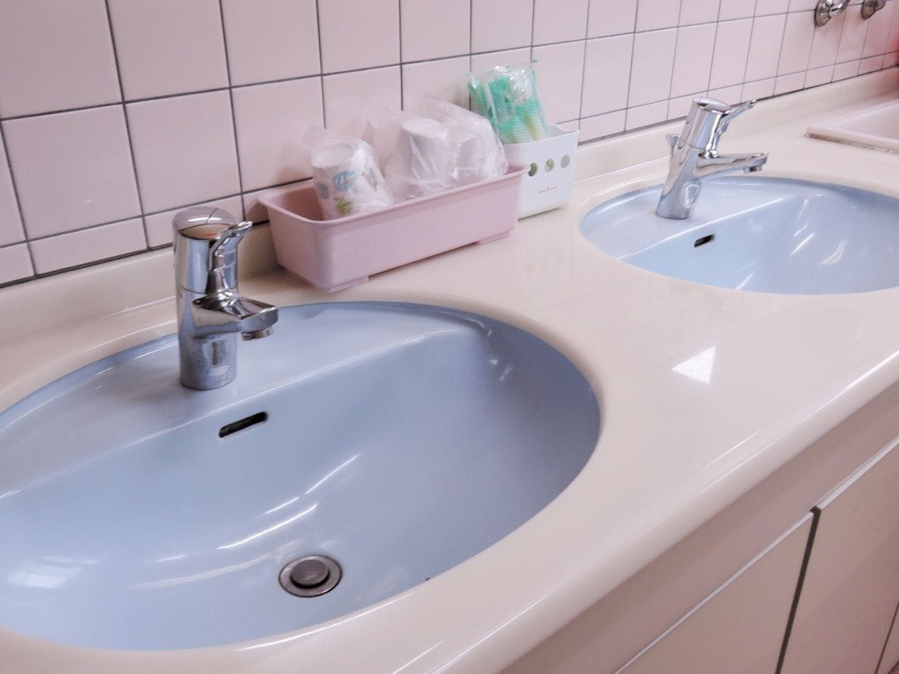 *Di dalam: Kamar cuci muka bersama