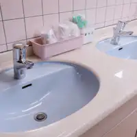 *Di dalam: Kamar cuci muka bersama