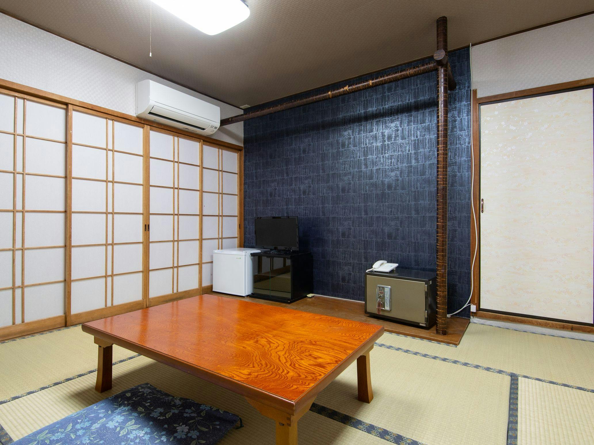 Kamar gaya Jepang untuk tiga orang (tanpa bak mandi)