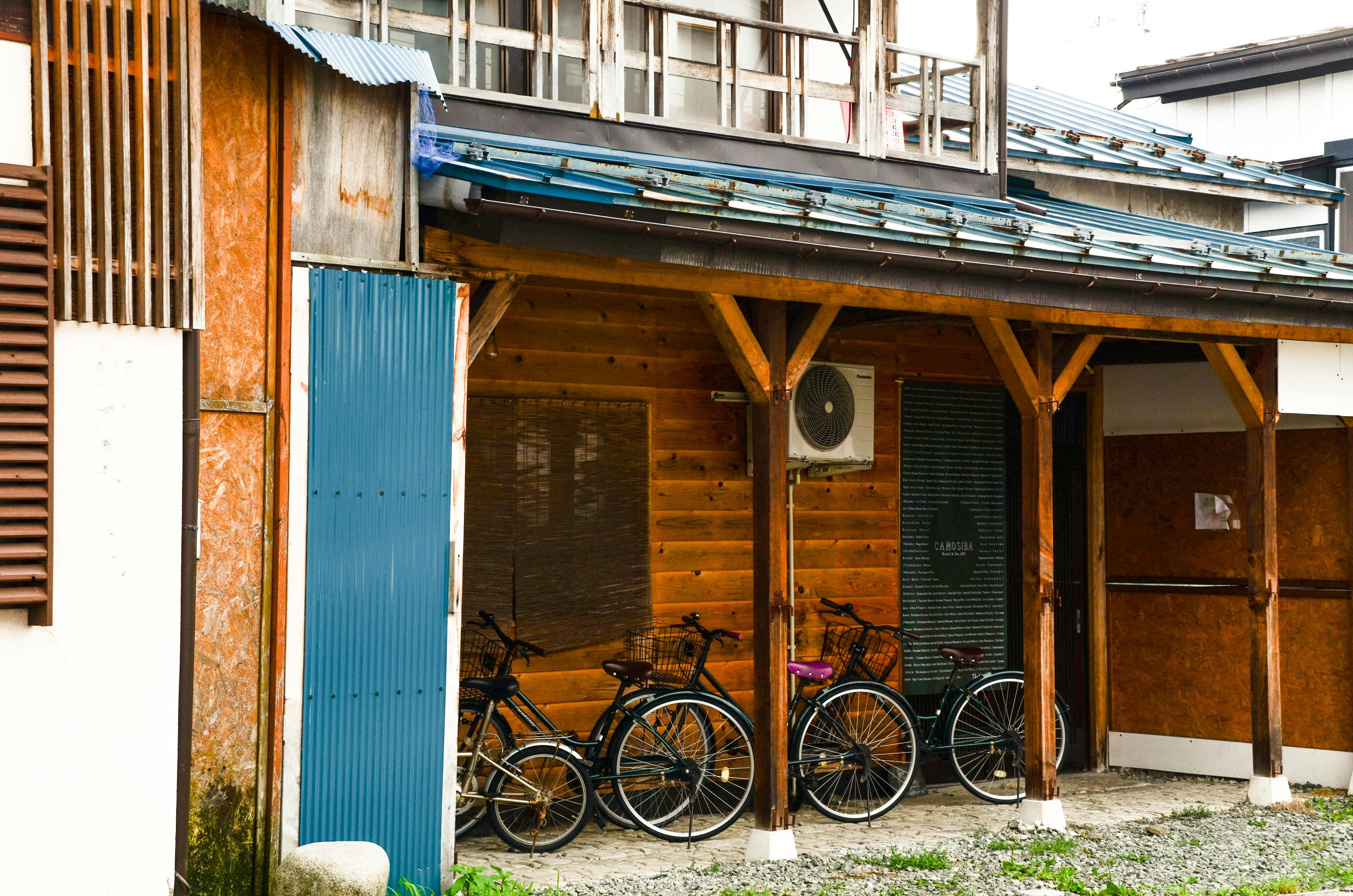Pintu masuk utama Penginapan (basikal sewa juga tersedia)