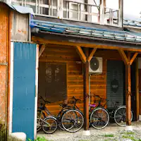 Pintu masuk utama Penginapan (basikal sewa juga tersedia)