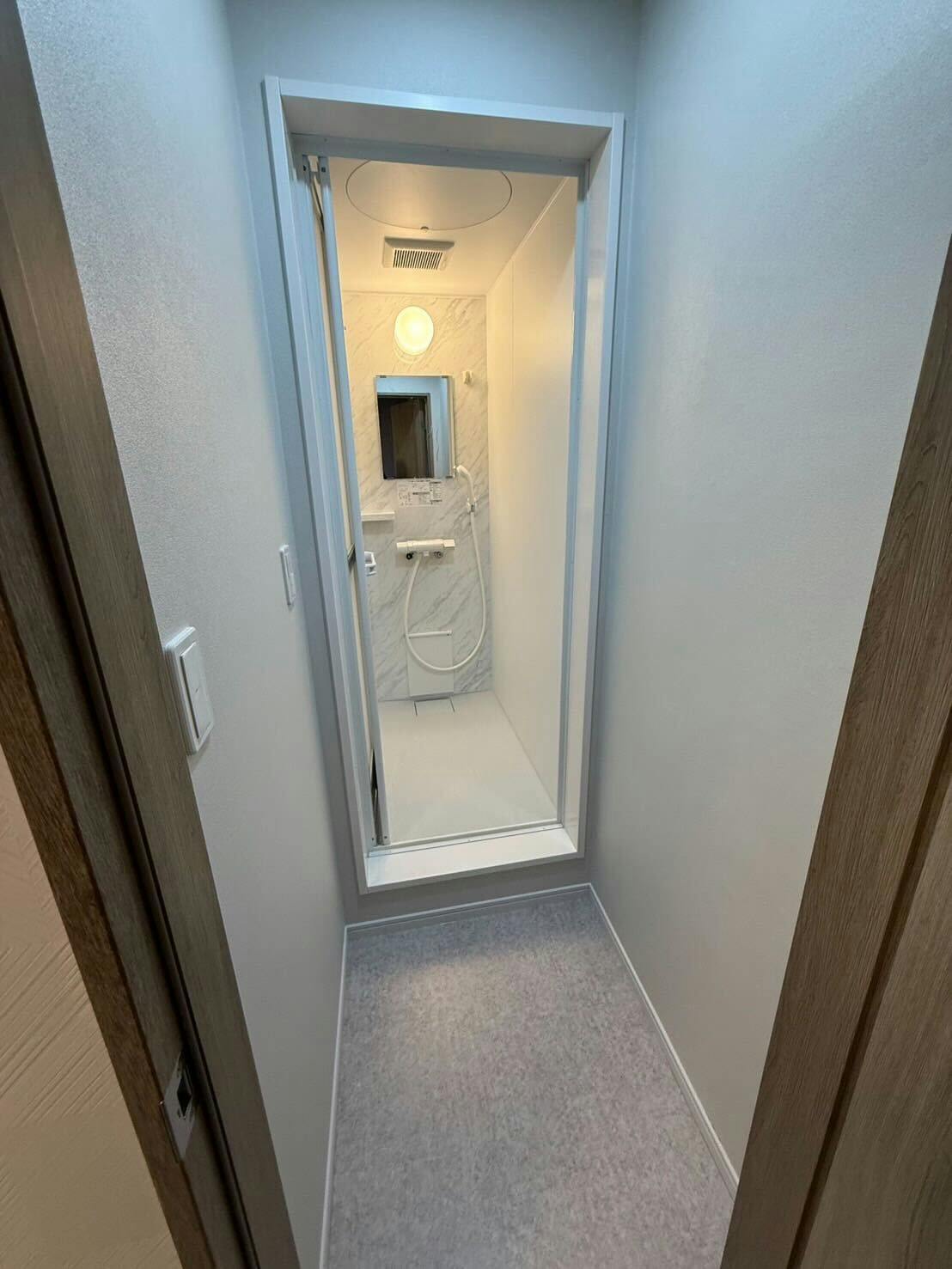 ห้องอาบน้ำพร้อมฝักบัว