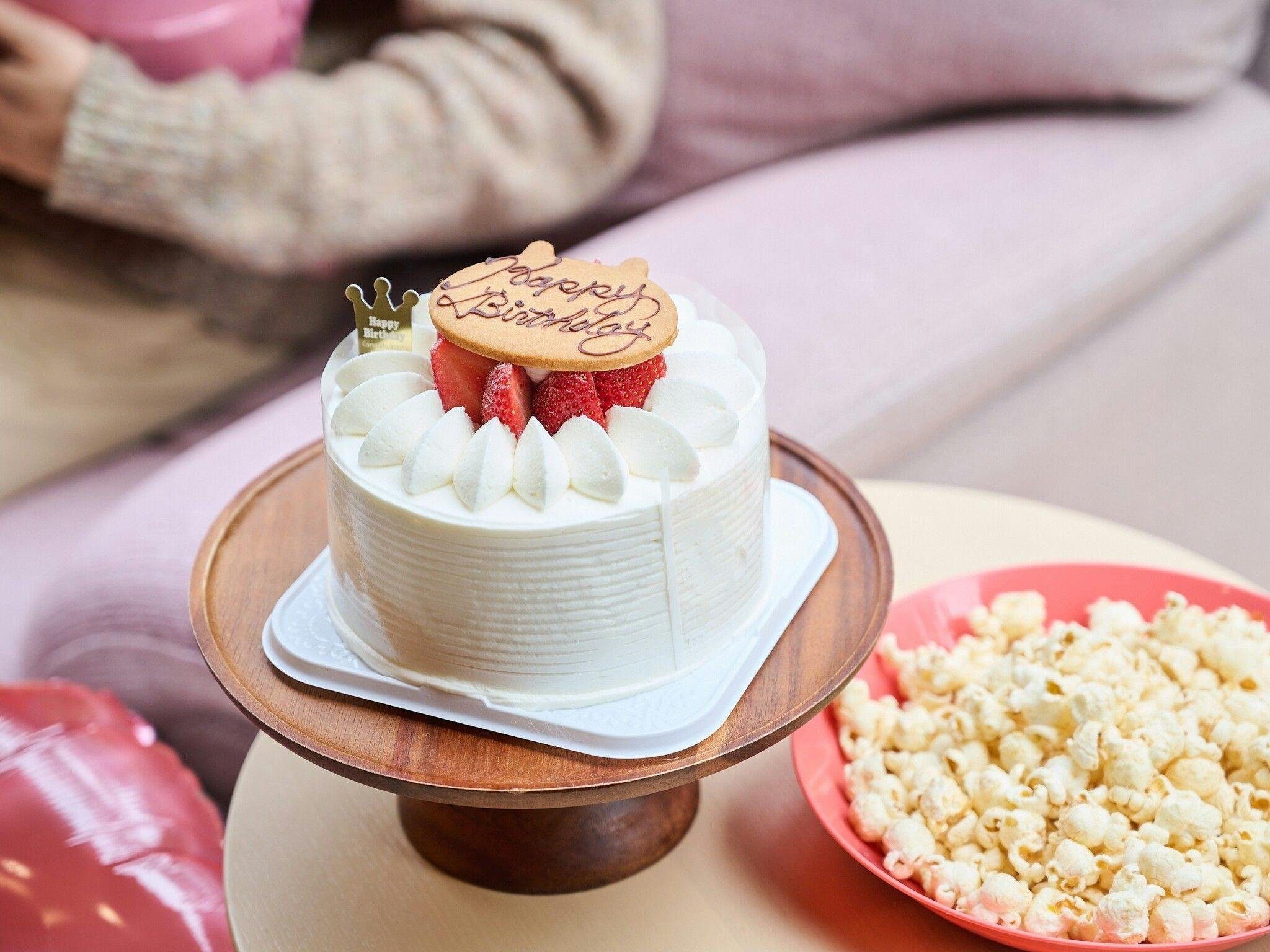 สามารถฝากเค้กหรือสิ่งของอื่นๆ ได้ค่ะ