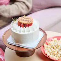 สามารถฝากเค้กหรือสิ่งของอื่นๆ ได้ค่ะ